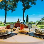 Tra Gli Alberi E Il Mare 4*