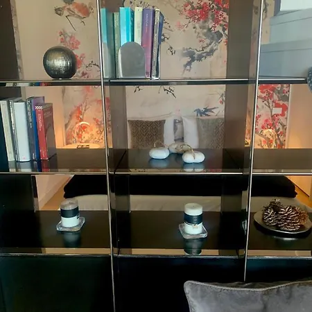 Tra Gli Alberi E Il Mare