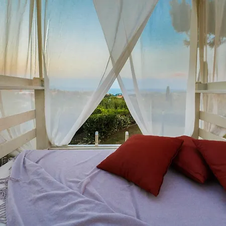 Alojamento de Acomodação e Pequeno-almoço Tra Gli Alberi E Il Mare 4*