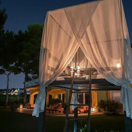 Tra Gli Alberi E Il Mare Sirolo