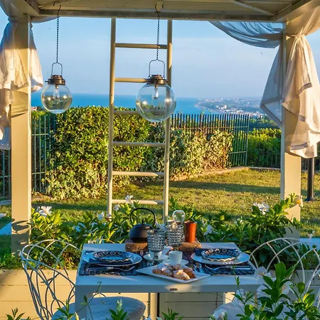 Tra Gli Alberi E Il Mare 4*