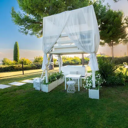 Tra Gli Alberi E Il Mare Sirolo