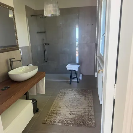 Tra Gli Alberi E Il Mare 4*