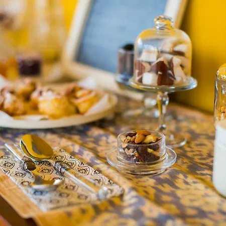 Tra Gli Alberi E Il Mare