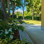 Tra Gli Alberi E Il Mare 4*