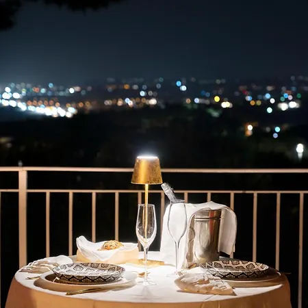 Tra Gli Alberi E Il Mare