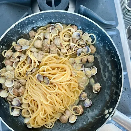 Tra Gli Alberi E Il Mare *