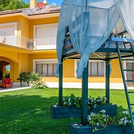 Tra Gli Alberi E Il Mare 4*