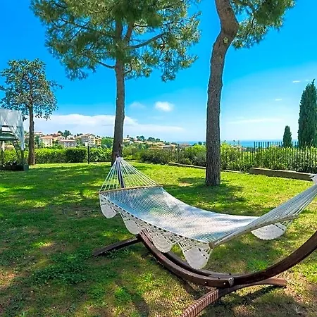 Tra Gli Alberi E Il Mare Sirolo