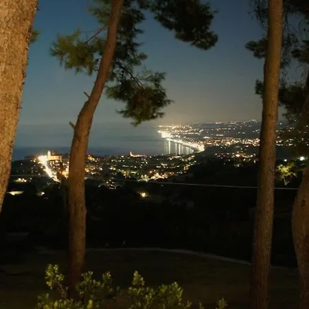 Tra Gli Alberi E Il Mare * Sirolo