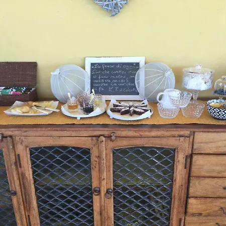 Tra Gli Alberi E Il Mare לינה וארוחת בוקר