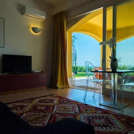 Tra Gli Alberi E Il Mare