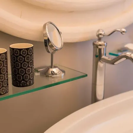 Tra Gli Alberi E Il Mare